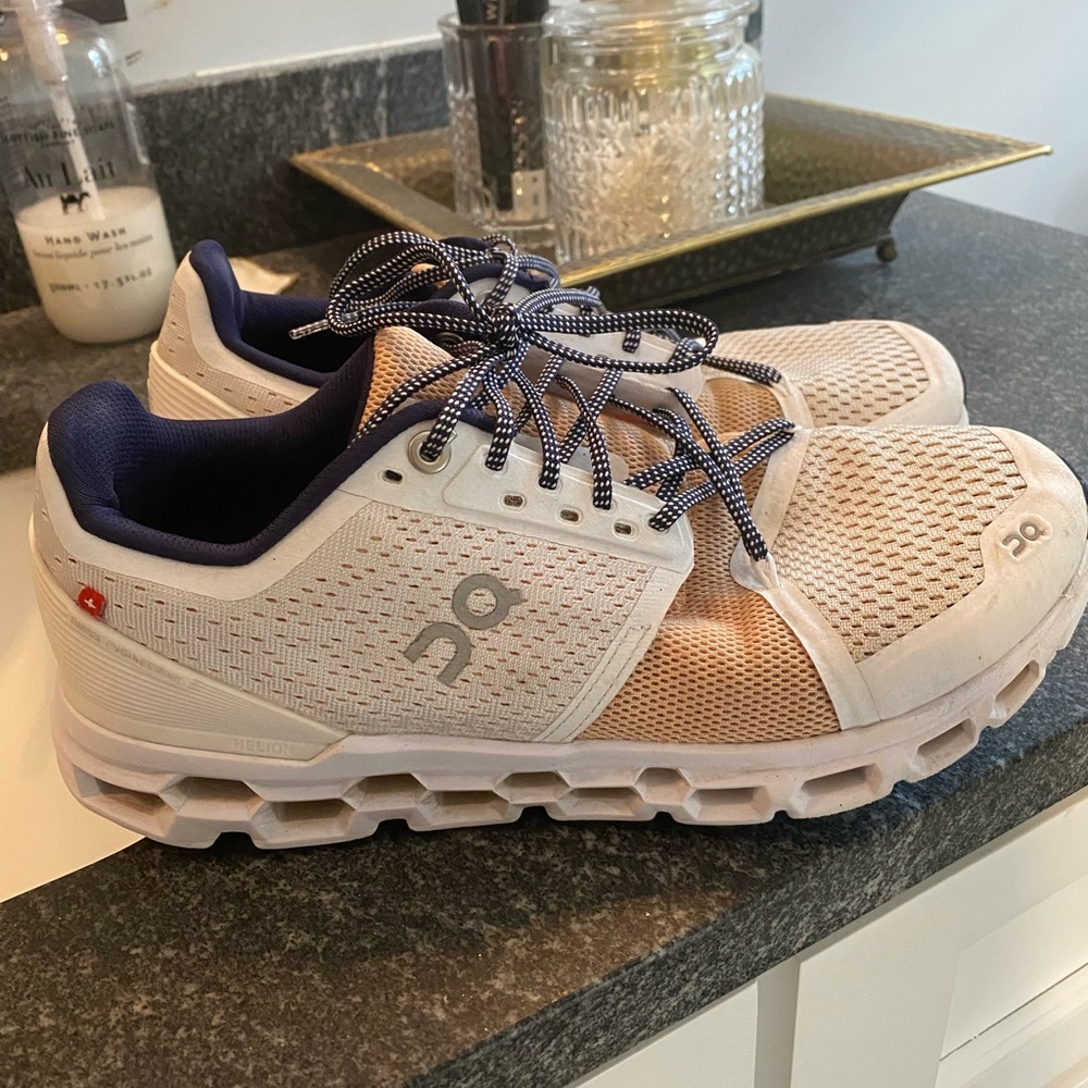 On Cloud Running “Helion” Shoes